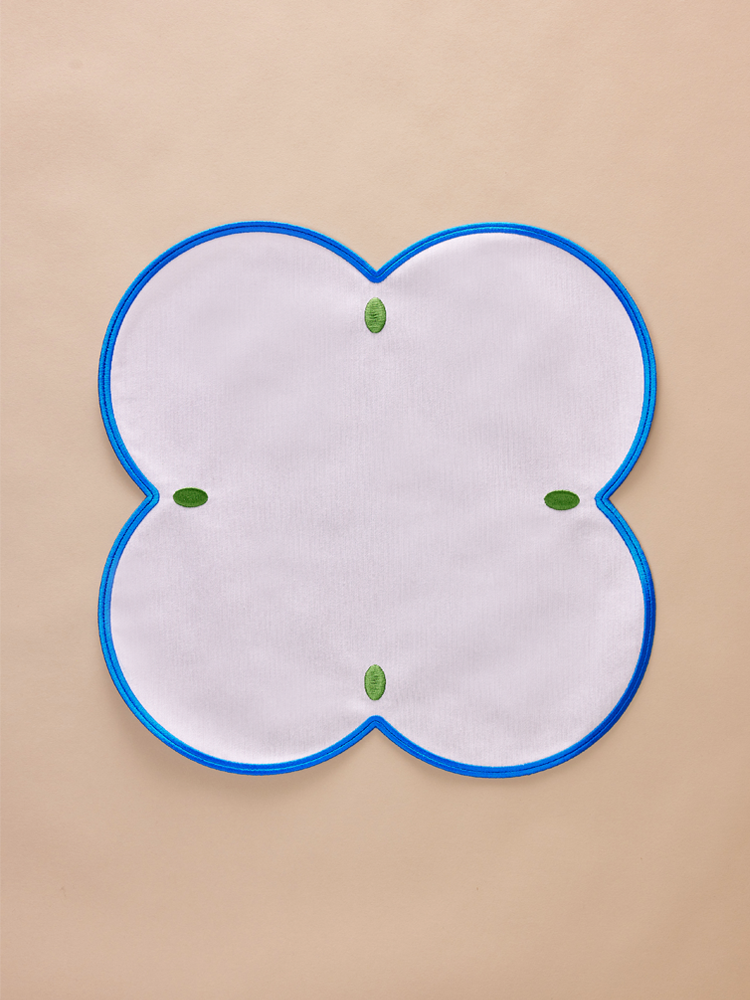 Quatrefoil-shaped napkin with embroidery