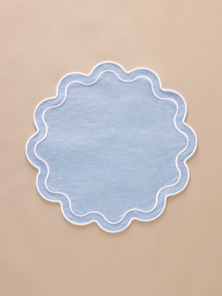 Round napkin with embroidery