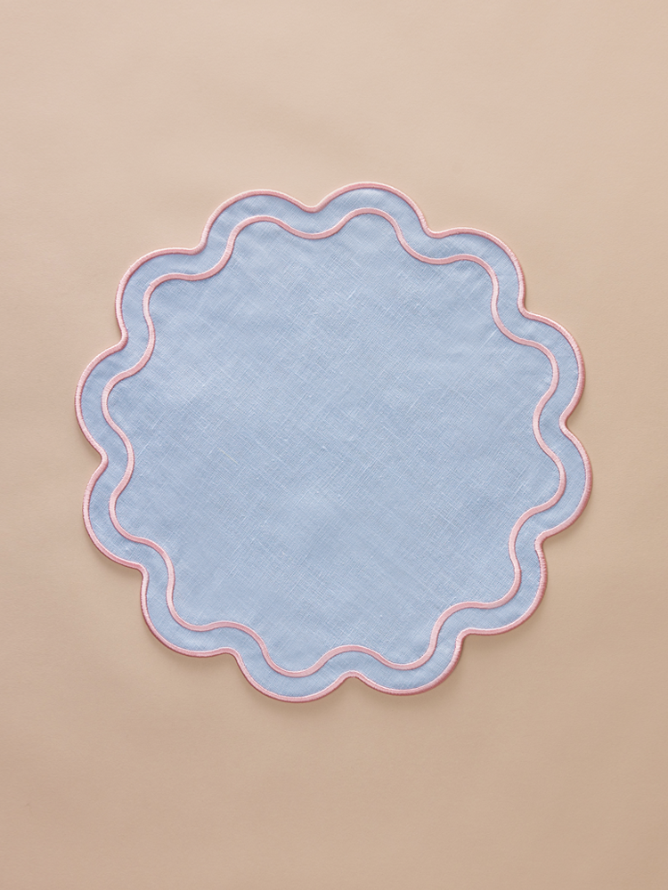 Round napkin with embroidery