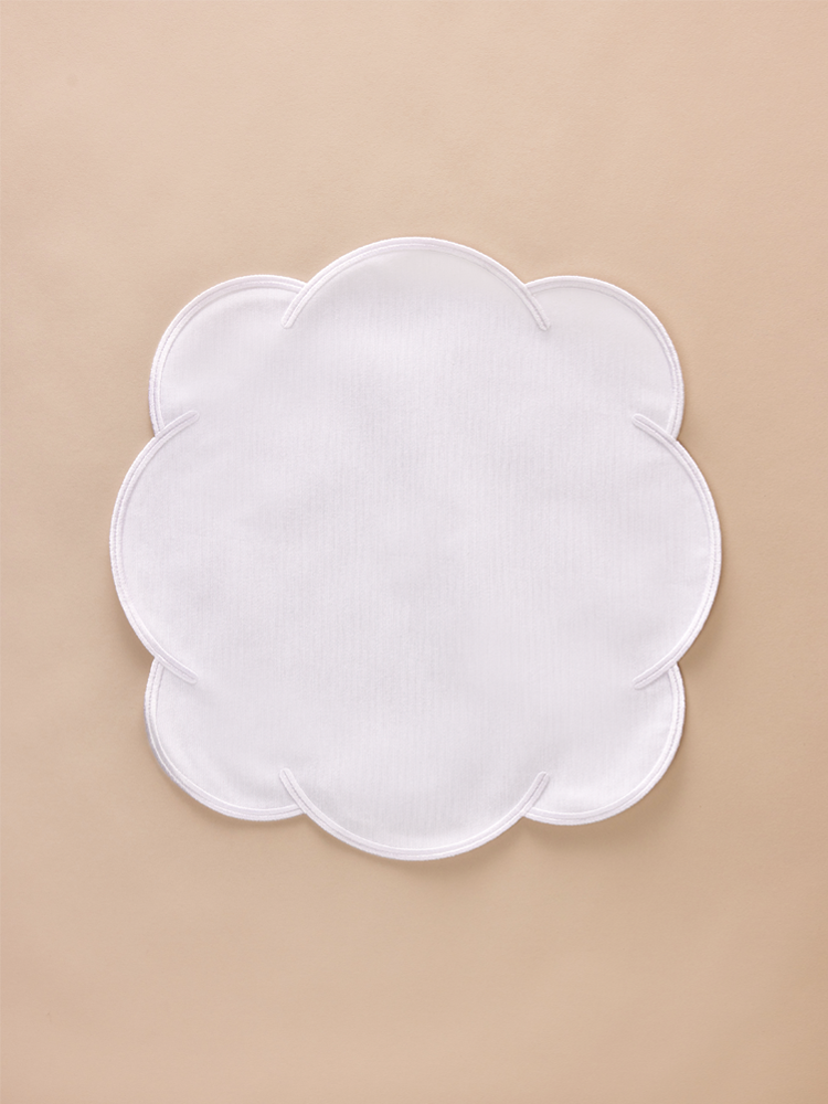 Cloud scallop-edge napkin with embroidery