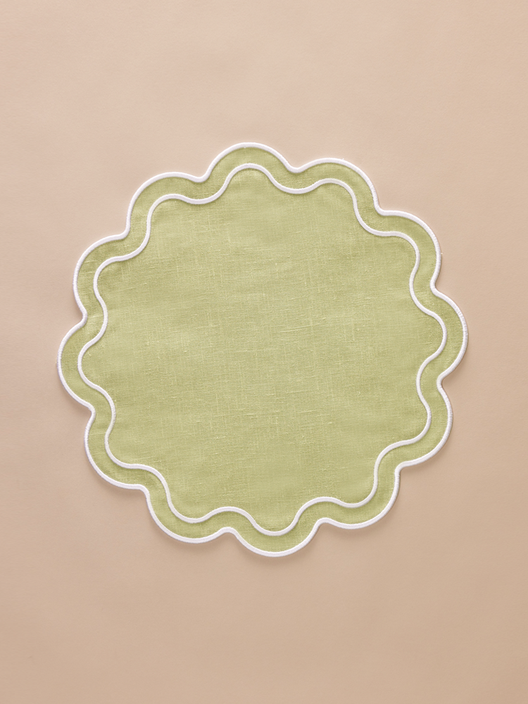 Round napkin with embroidery