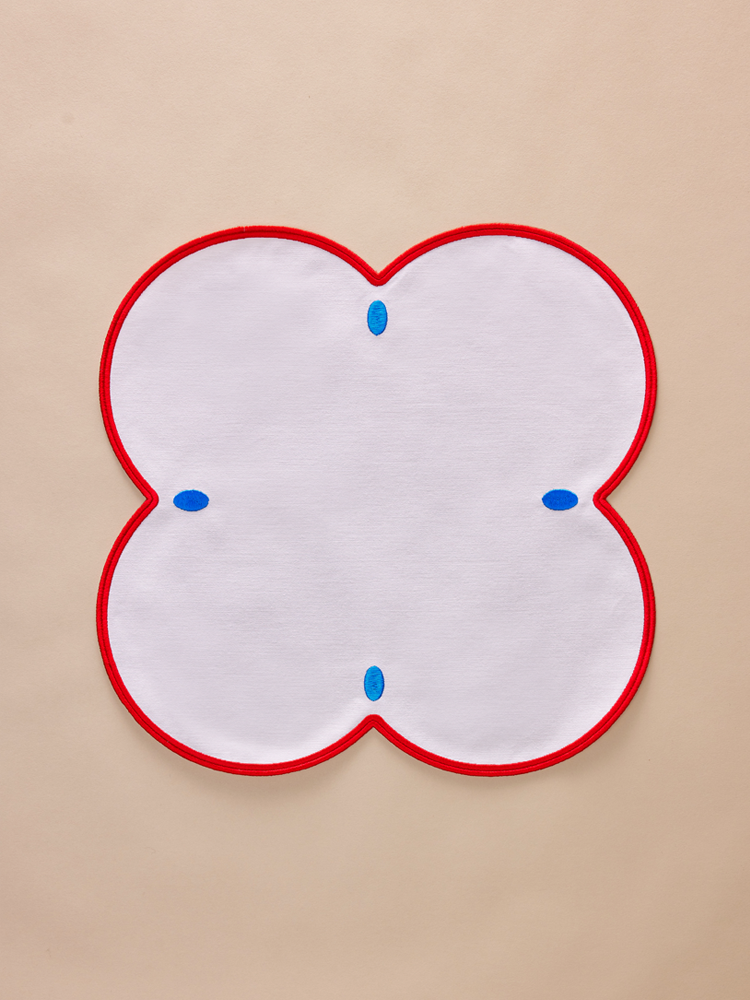 Quatrefoil-shaped napkin with embroidery